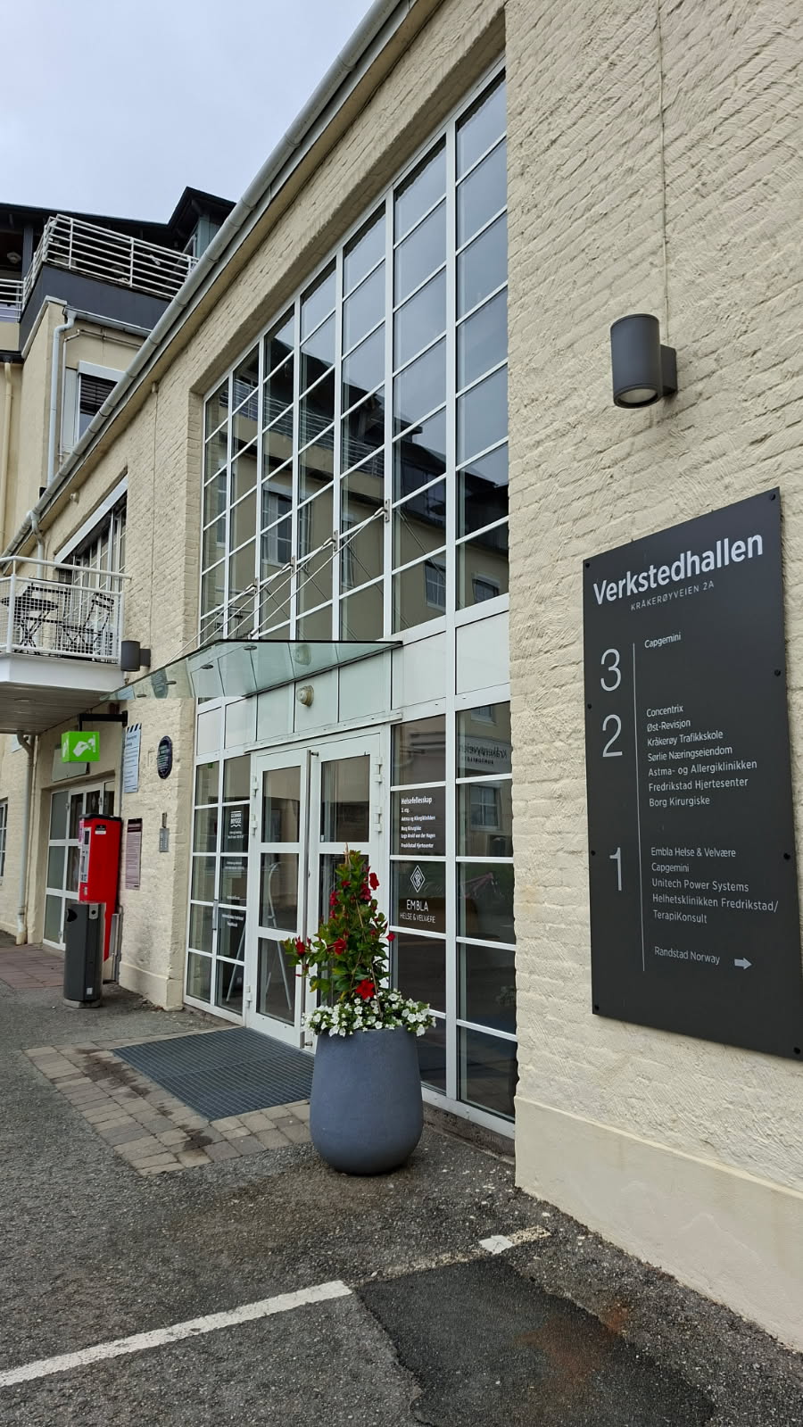 Inngangen til klinikken — Verkstedhallen